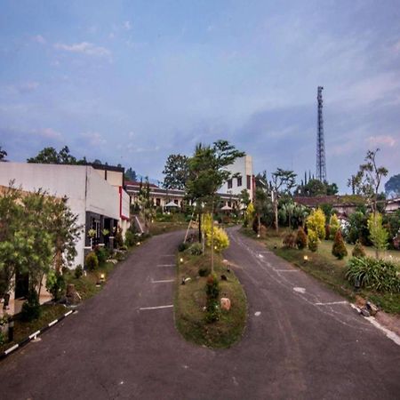 The Rizen Hotel Cisarua Exterior foto