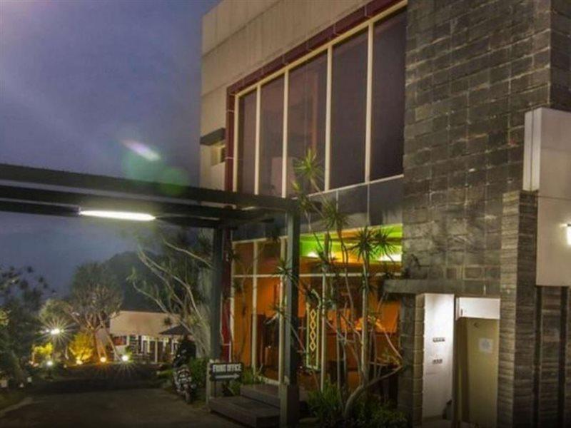 The Rizen Hotel Cisarua Exterior foto