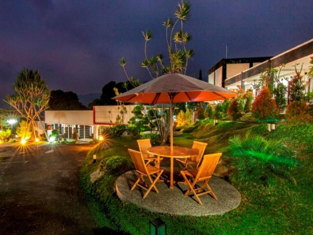 The Rizen Hotel Cisarua Exterior foto