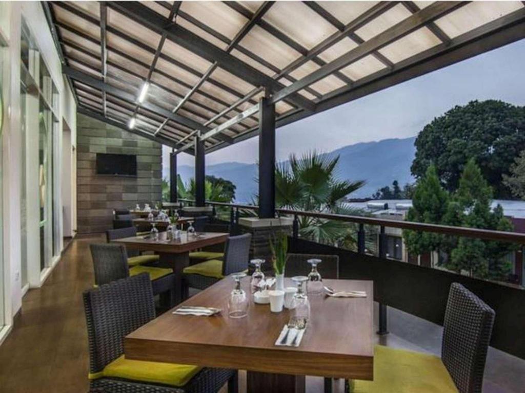 The Rizen Hotel Cisarua Exterior foto