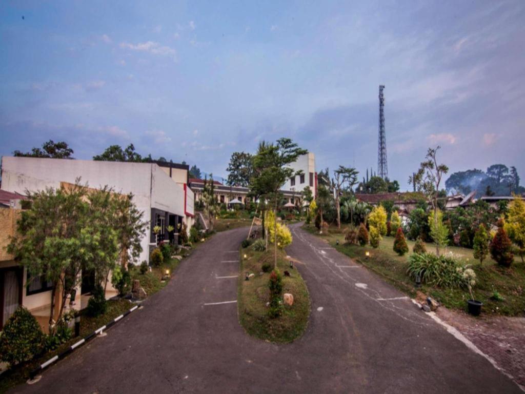 The Rizen Hotel Cisarua Exterior foto